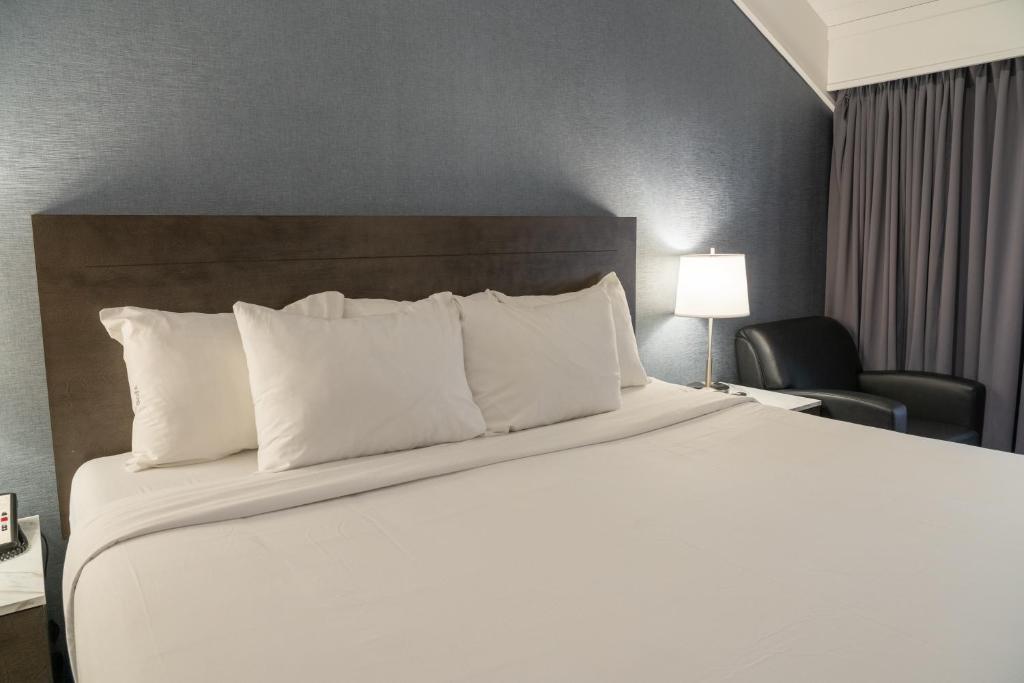 Postel nebo postele na pokoji v ubytování Red Carpet Inn