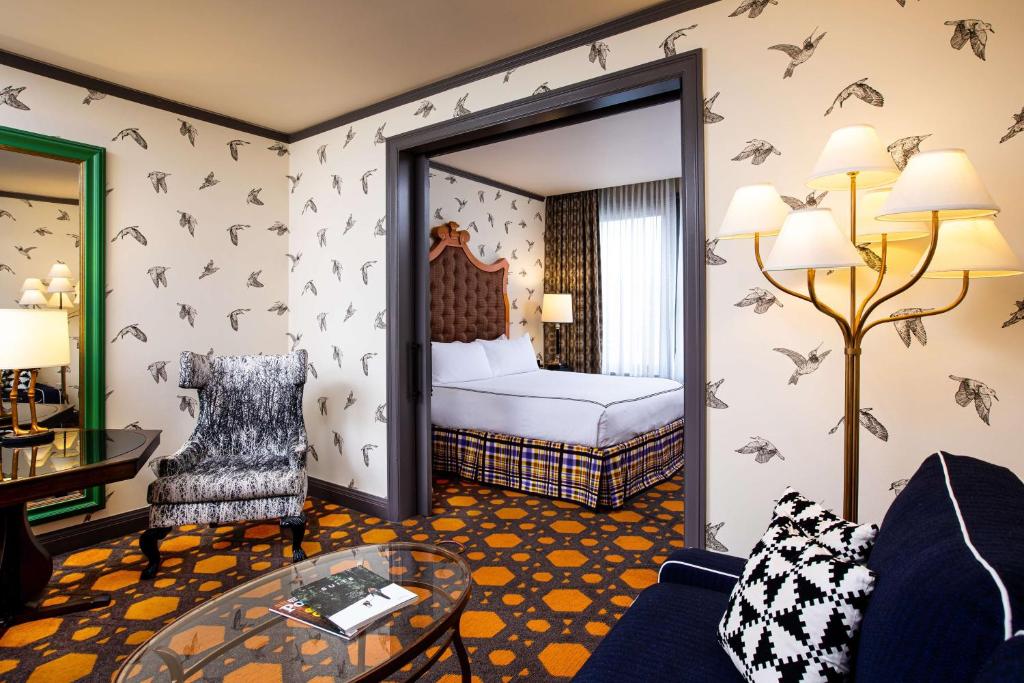 une chambre d'hôtel avec un lit et une porte avec des chauves-souris sur le mur dans l'établissement The Royal Sonesta Portland Downtown, à Portland
