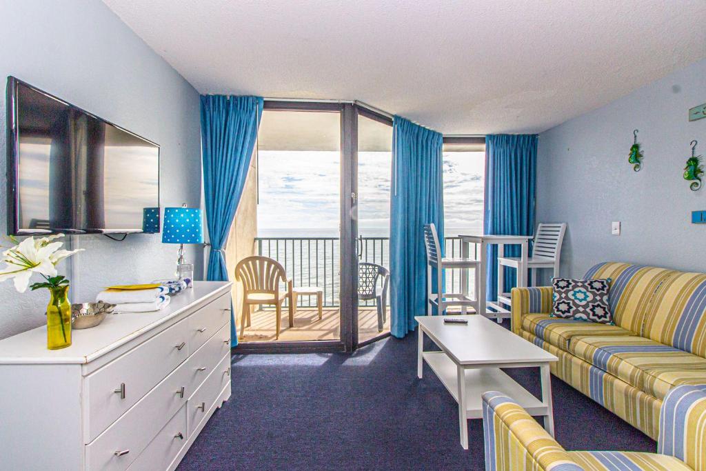 ein Wohnzimmer mit einem Sofa und einem Tisch in der Unterkunft Oceanfront 1 bedroom - Sand Dunes 1129 - Sleeps 6! in Myrtle Beach
