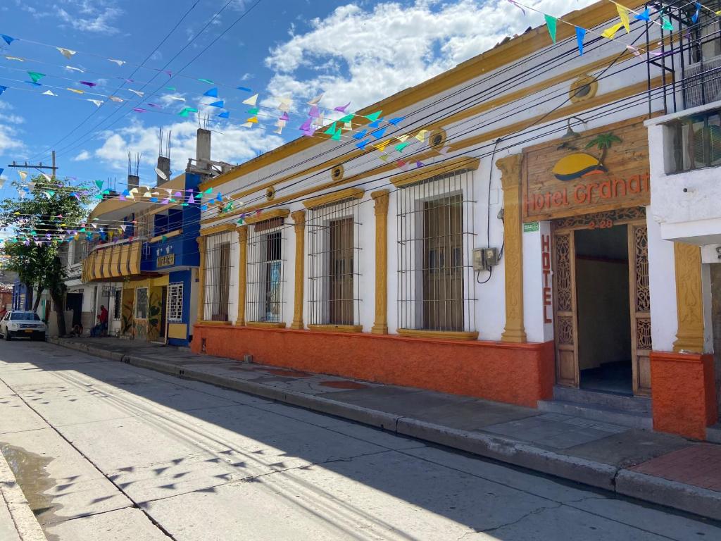 una calle en una ciudad con edificios y banderas en Hotel Granate, en Santa Marta