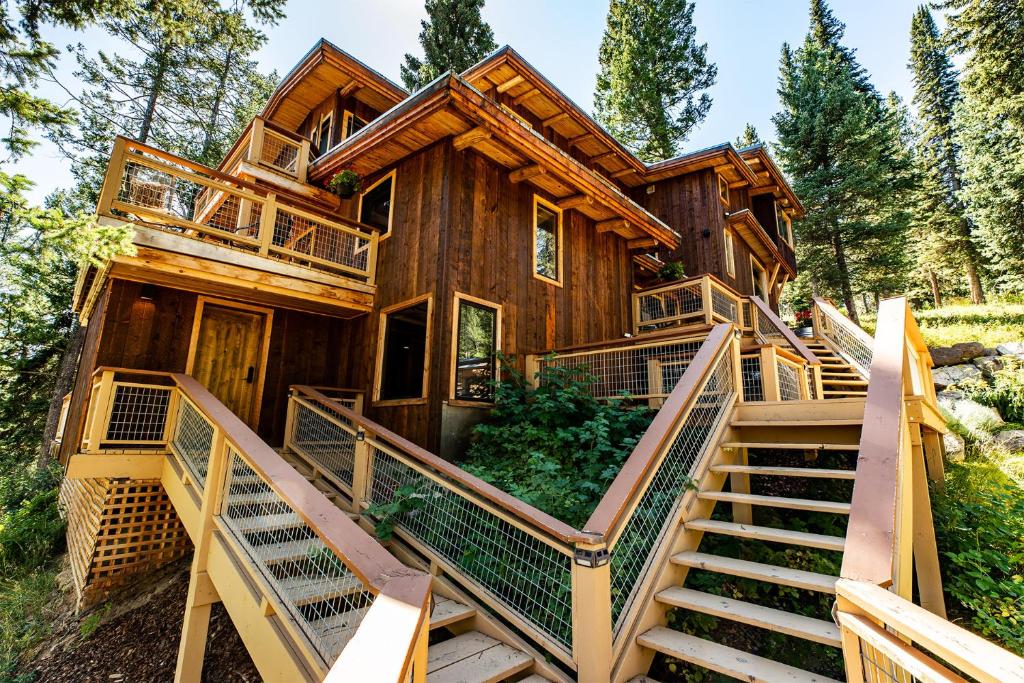 una casa de madera con escaleras que conducen a ella en Jackson Hole Hideout, en Wilson