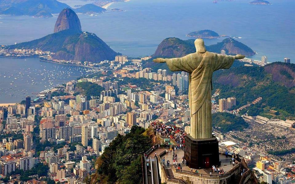 uma vista de Cristo a estátua redentora no rio em Hostel Mota no Rio de Janeiro