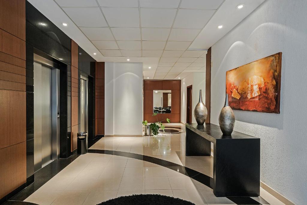 Uma TV ou centro de entretenimento em Astron Ponta Grossa Plaza by Nobile