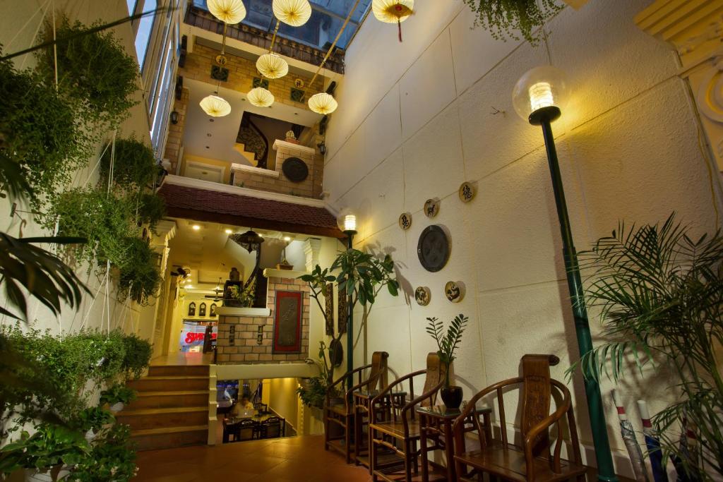 ein Zimmer mit Stühlen und einem Tisch in einem Gebäude in der Unterkunft Classic Street Hotel in Hanoi