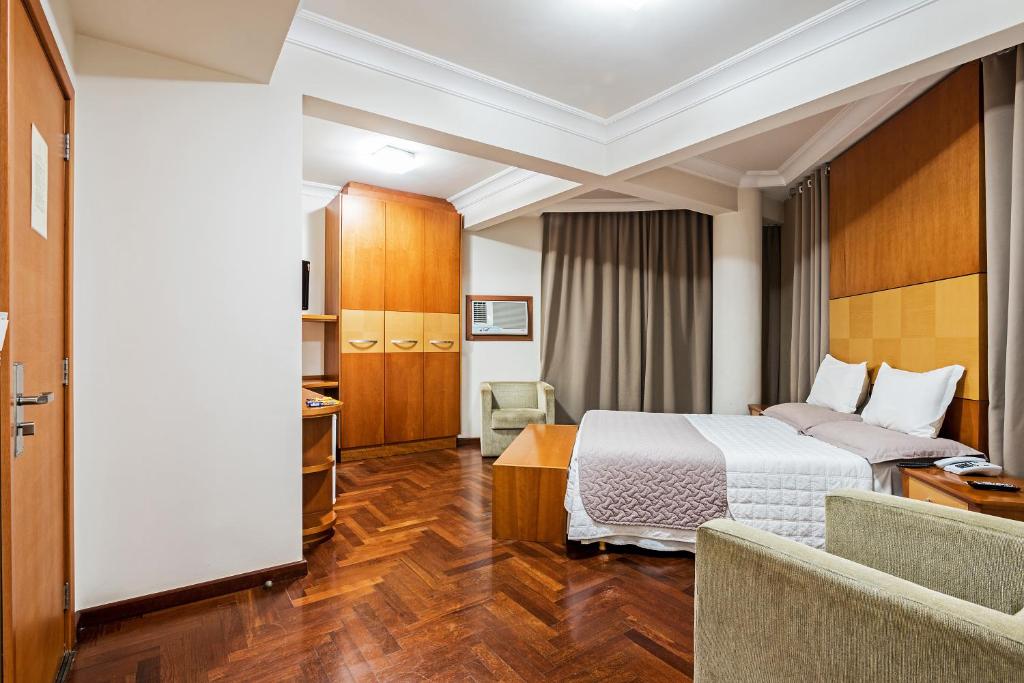 Cama ou camas em um quarto em Astron Ponta Grossa Plaza by Nobile