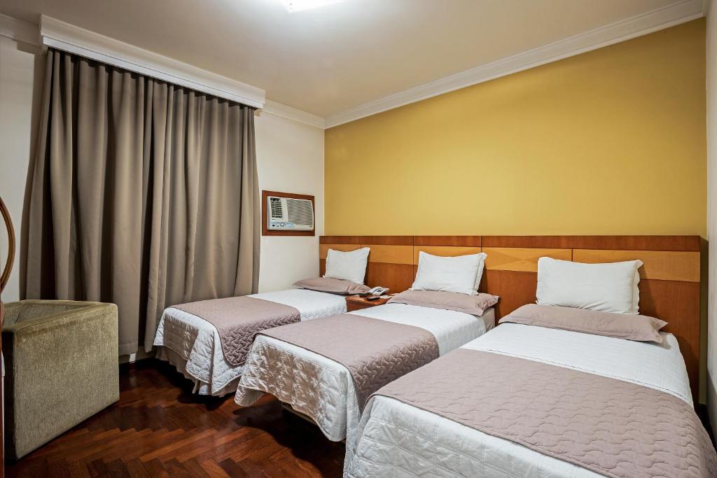 Cama ou camas em um quarto em Astron Ponta Grossa Plaza by Nobile