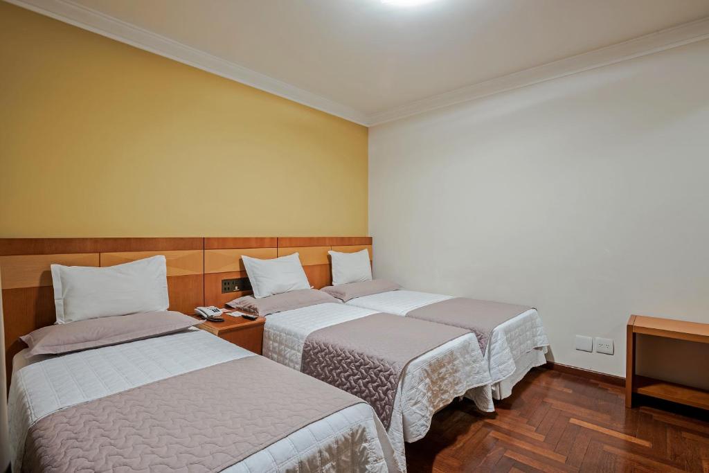 Cama ou camas em um quarto em Astron Ponta Grossa Plaza by Nobile