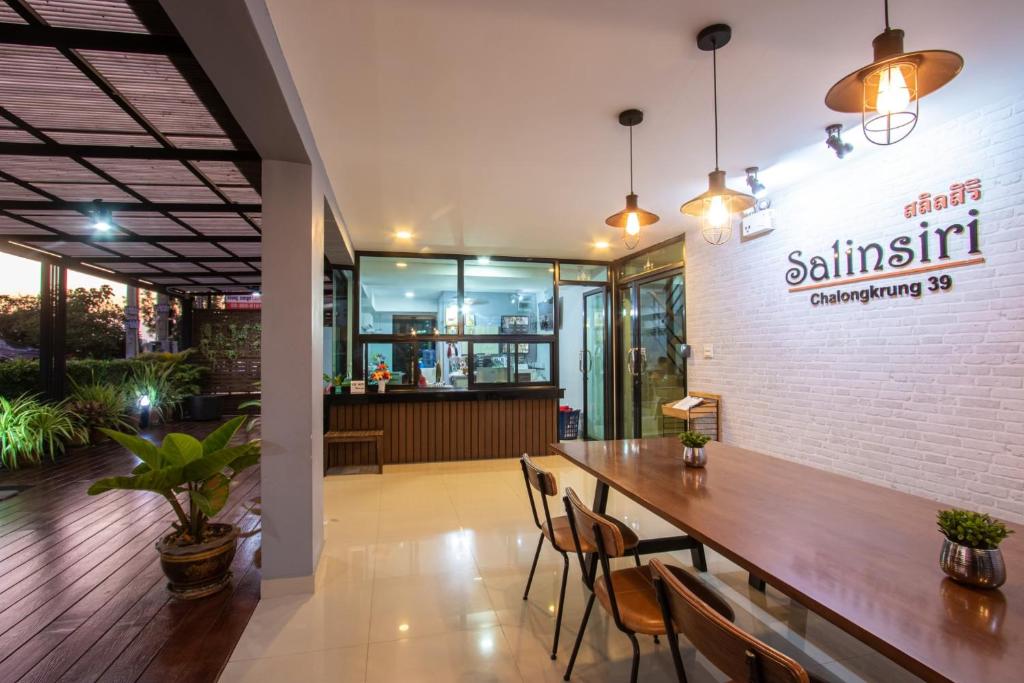 Restaurace v ubytování Salinsiri at Lat Krabang