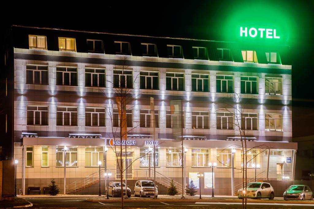 ノヴォシビルスクにあるComfort Hotelの夜間はホテルの外に車を停めています