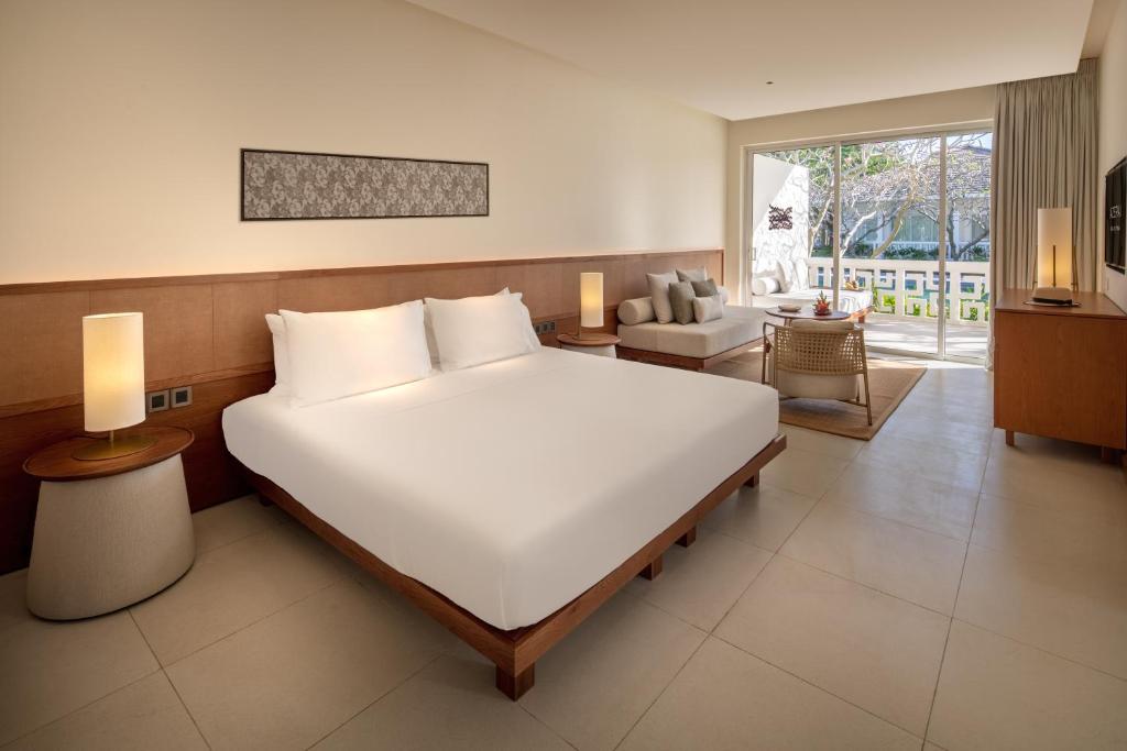 Deluxe Suite nhìn ra Hồ bơi