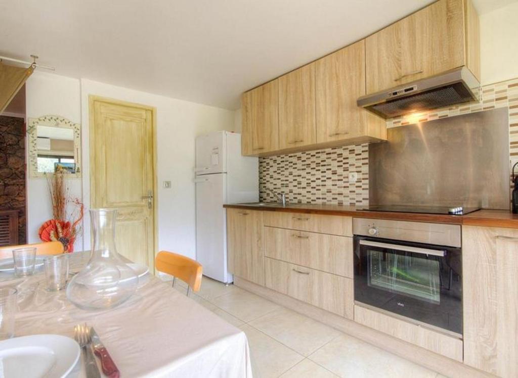 Kuchyň nebo kuchyňský kout v ubytování Appartement confortable à Moltifao, vue sur montagne, 50 m²