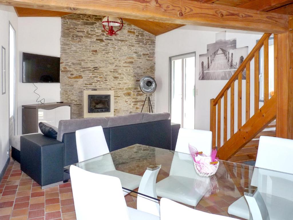 a dining room with a glass table and white chairs at Maison de 2 chambres a Saint Gilles Croix de Vie a 300 m de la plage avec terrasse amenagee et wifi in Saint-Gilles-Croix-de-Vie