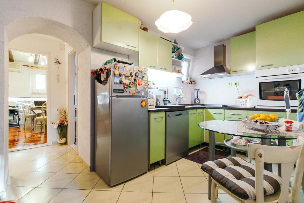 Kuchyňa alebo kuchynka v ubytovaní Modern Apartment in the Heart of Split with Private Garden
