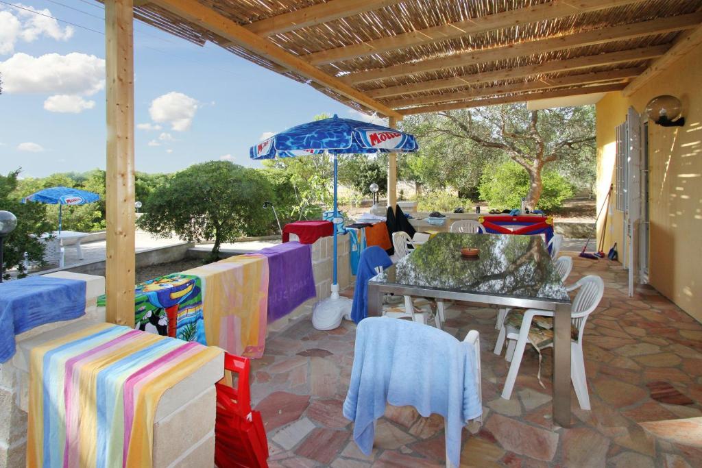 Restauracja lub miejsce do jedzenia w obiekcie Charming House near the Sea in Torre Pali.