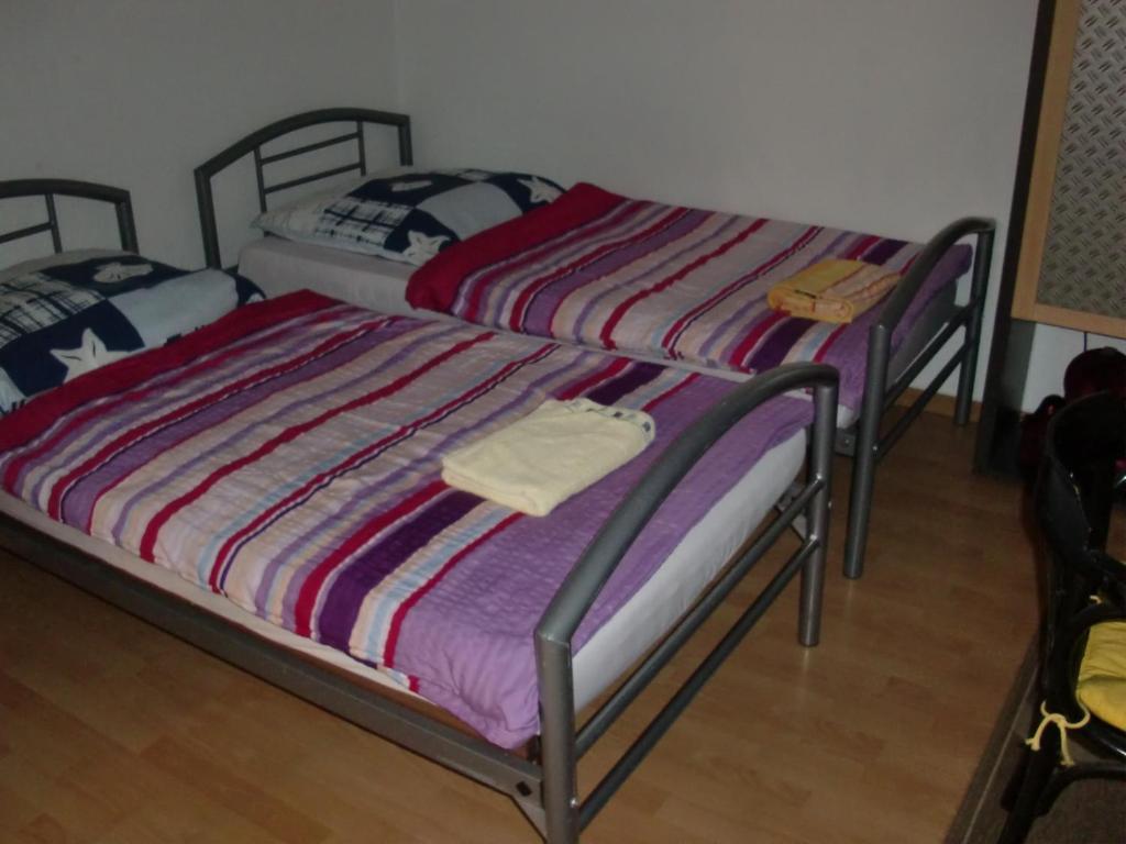 Cama o camas de una habitación en Monteurwohnung im Zentrum Lierenfeld