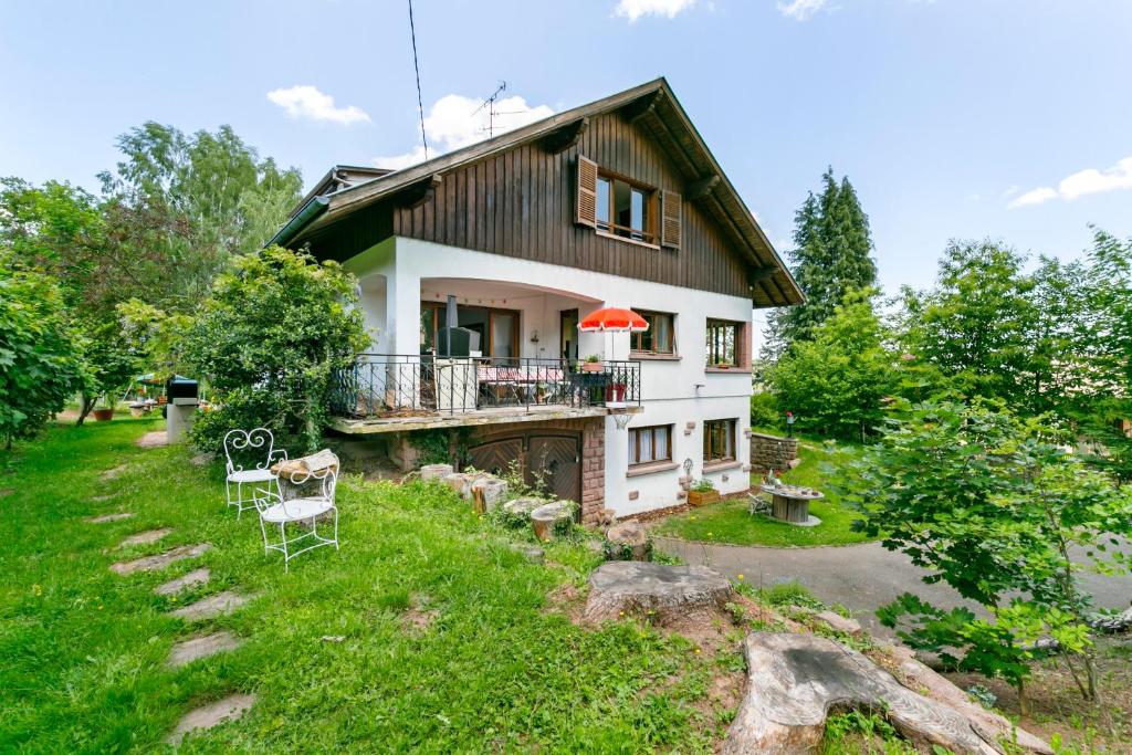 Κήπος έξω από το Chalet spacieux à Wangenbourg-Engenthal avec vue panoramique