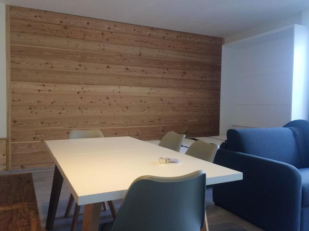 a meeting room with a white table and chairs at Appartement d&#39;une chambre avec balcon amenage et wifi a Briancon in Briançon