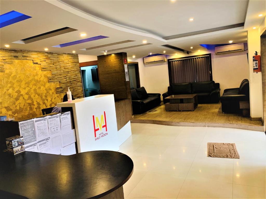 Posezení v ubytování Hotel Half Moon Chennai