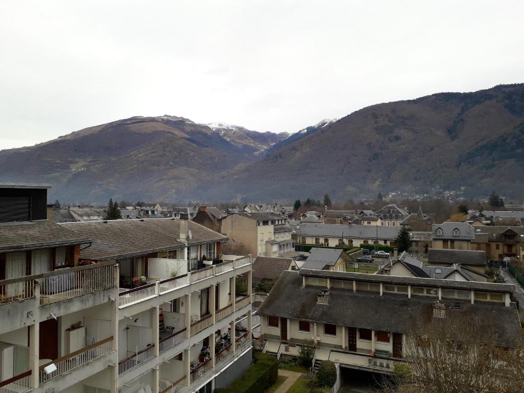 une ville avec des bâtiments et des montagnes en arrière-plan dans l'établissement Studio a Bagneres de Luchon a 1 km des pistes, à Luchon