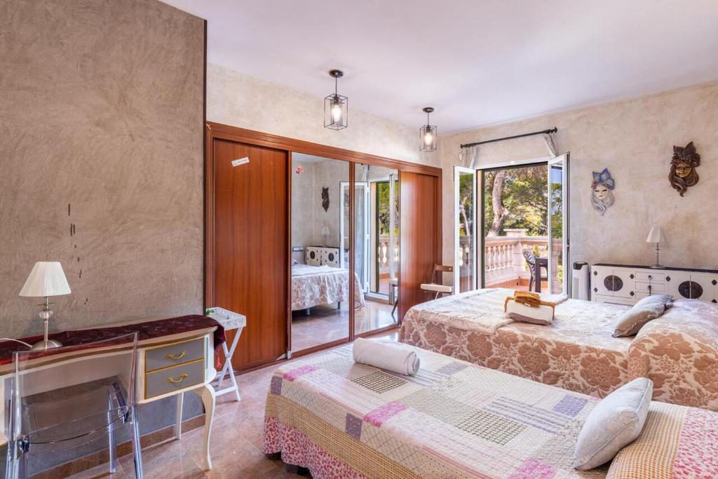 Posteľ alebo postele v izbe v ubytovaní Paradisiac Villa in Llucmajor with Sea View and Private Pool