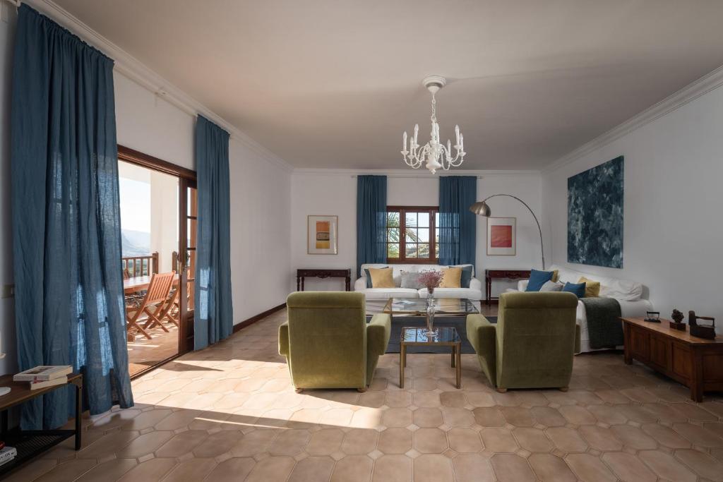 イコー・デ・ロス・ビノスにあるAlberto Dorner - Grandのリビングルーム(ソファ、椅子、テーブル付)