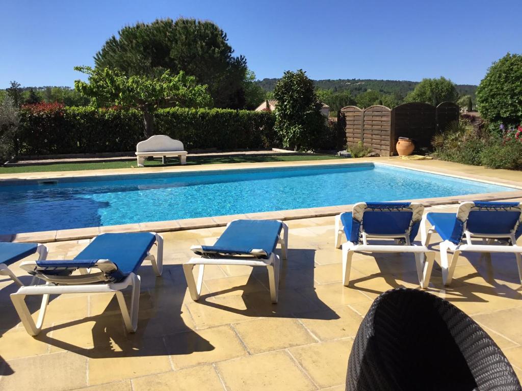 トゥレットにあるVilla charmante à Tourrettes avec piscine privéeの椅子、スイミングプール