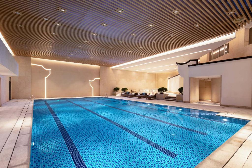 Bazén v ubytování Foreign Trade Centre C&D Hotel,Fuzhou nebo v jeho okolí