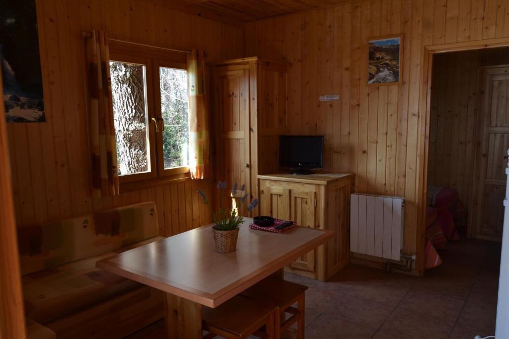 A television and/or entertainment centre at Camping Aneto
