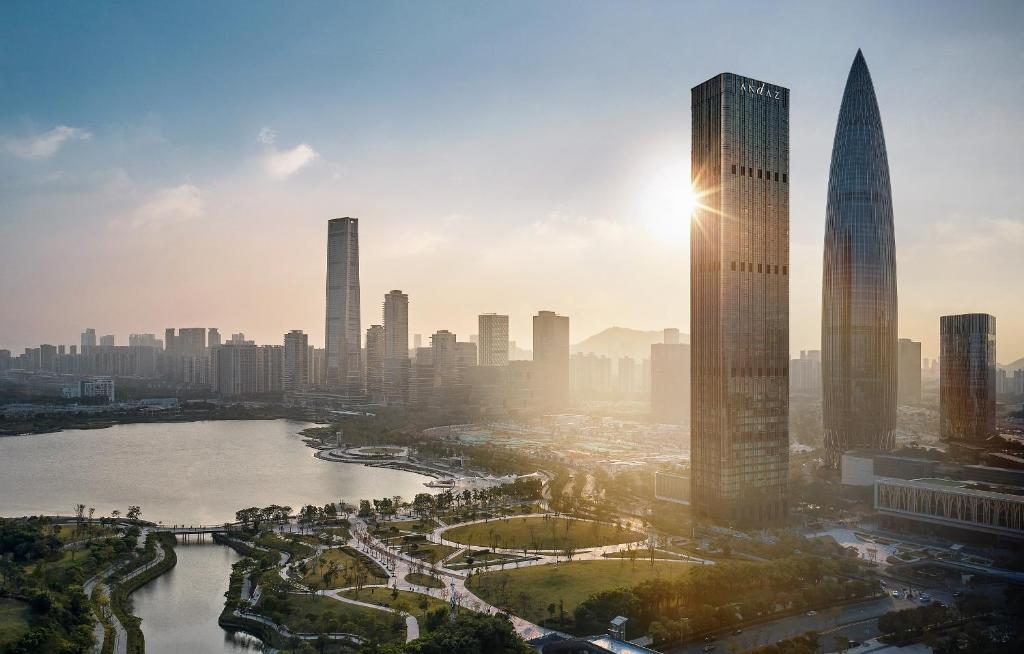 Blick auf eine Stadt mit Fluss und Wolkenkratzern in der Unterkunft Andaz Shenzhen Bay in Shenzhen