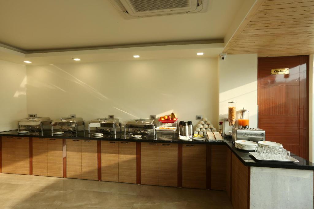Kuchyň nebo kuchyňský kout v ubytování Hotel Omega - Gurgaon Central, Sec 45