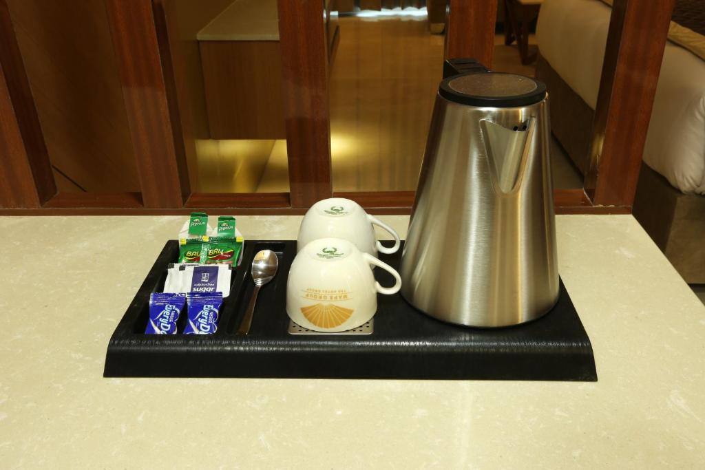 Příslušenství pro přípravu čaje a kávy v ubytování Hotel Omega - Gurgaon Central, Sec 45