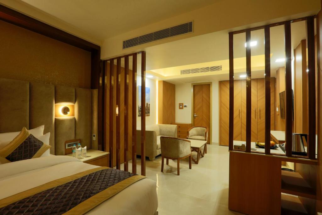 Postel nebo postele na pokoji v ubytování Hotel Omega - Gurgaon Central, Sec 45