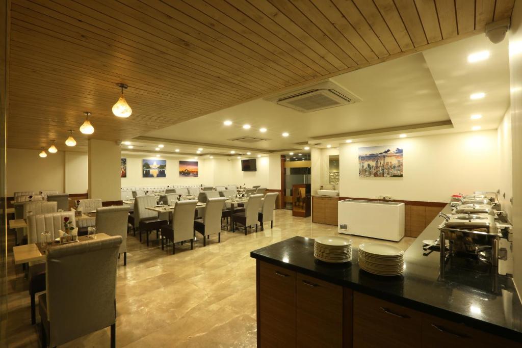 Restaurace v ubytování Hotel Omega - Gurgaon Central, Sec 45