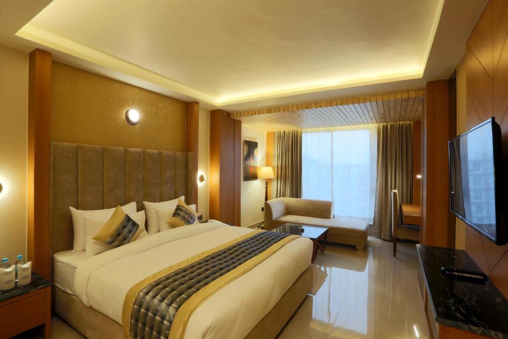 Postel nebo postele na pokoji v ubytování Hotel Omega - Gurgaon Central, Sec 45