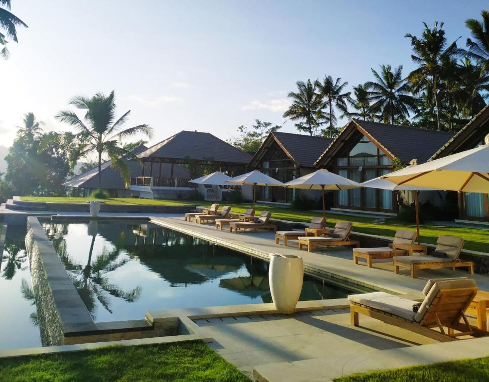 ein Resort mit einem Pool mit Stühlen und Sonnenschirmen in der Unterkunft Palmterrace in Culik