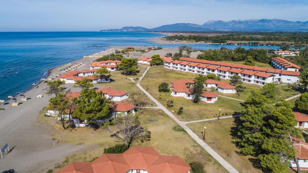 eine Luftaufnahme eines Resorts am Wasser in der Unterkunft FKK Ada Bojana in Ulcinj