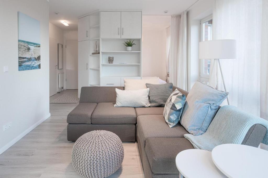 a living room with a couch and a table at Waterkant in Husum