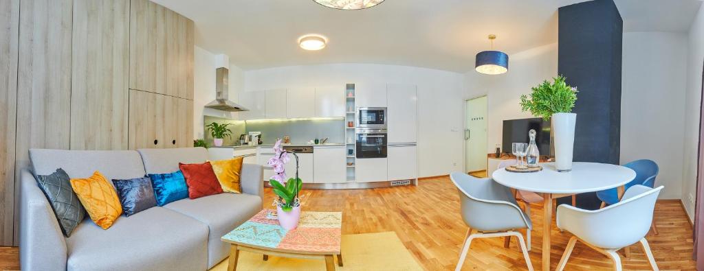 salon z kanapą i stołem w obiekcie Residence Rybna 9- Old Town w Pradze