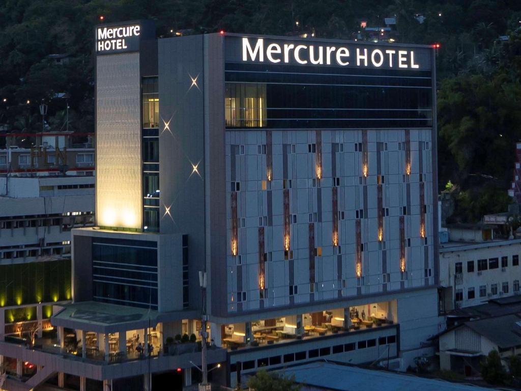 ein Hotel mit einem Schild auf einem Gebäude in der Unterkunft Mercure Jayapura in Jayapura