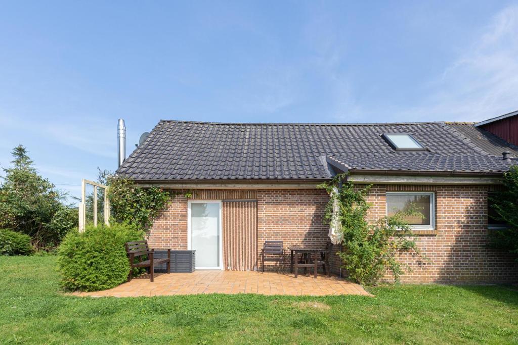 a brick house with two chairs and a patio at Kleinwindstein in Neukirchen