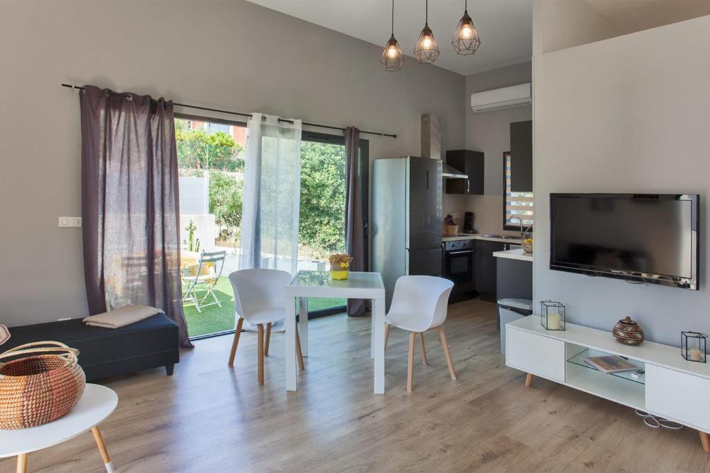 TV a/nebo společenská místnost v ubytování Casa Sol location de vacances indépendante à Calvi moins de 2km plage
