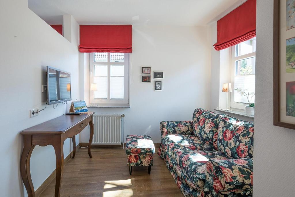 sala de estar con sofá y mesa en Dat lütte Huus - Wohnung 2, en Husum