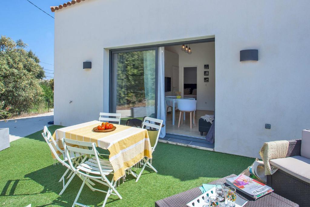 Patio nebo venkovní prostory v ubytování Casa Sol location de vacances indépendante à Calvi moins de 2km plage