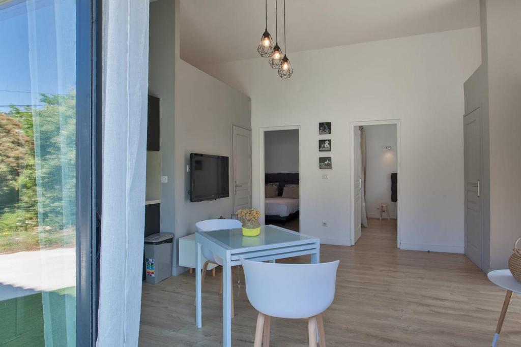 TV a/nebo společenská místnost v ubytování Casa Sol location de vacances indépendante à Calvi moins de 2km plage