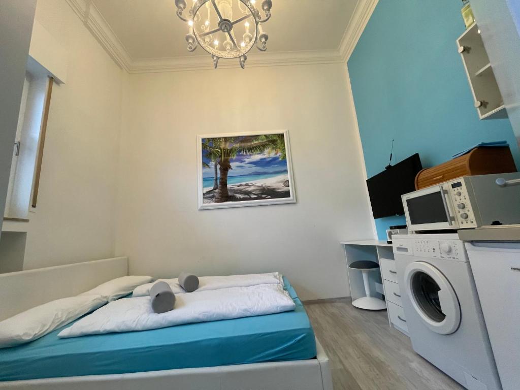 a small room with a bed and a washing machine at Moderne und gemütliches Appartement im EG mit eigenem Zugang in guter Wohnlage in Mülheim an der Ruhr