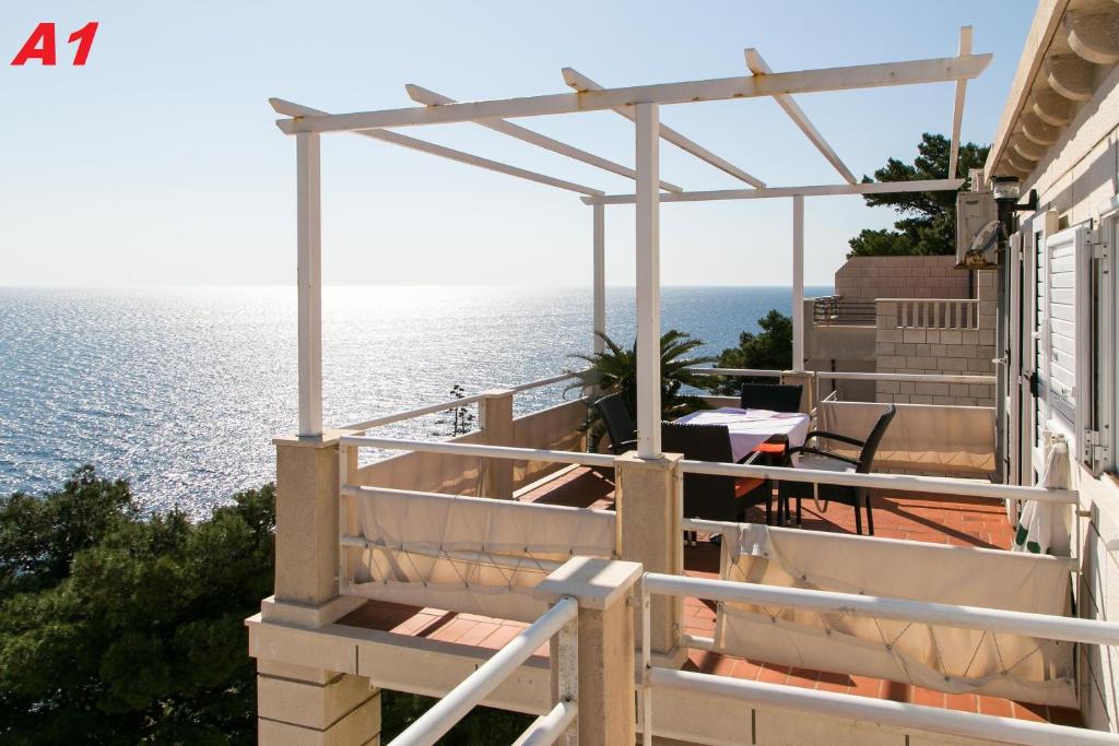 balcón con vistas al océano en Apartments Mare, en Dubrovnik