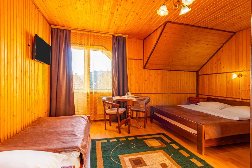 Гуцульська світлиця - Triple Room