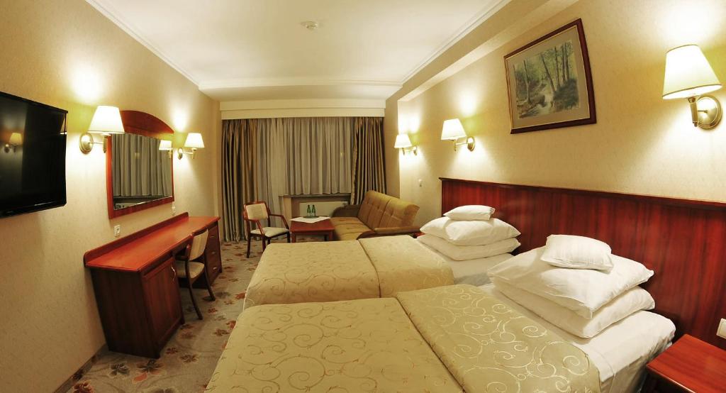 Letto o letti in una camera di Hotel Gołębiewski Wisła