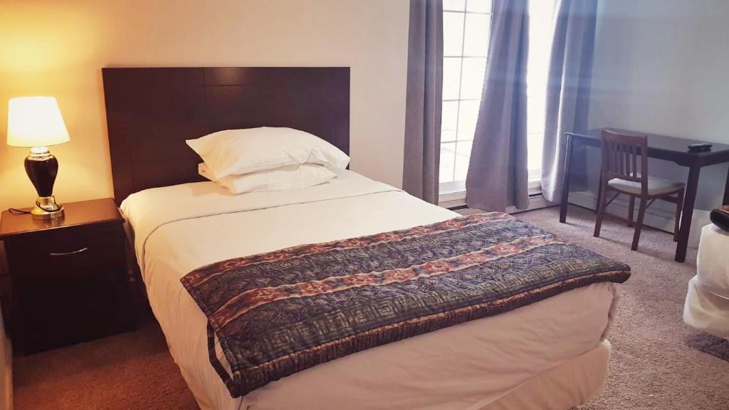 Postel nebo postele na pokoji v ubytování BUDGET LODGE