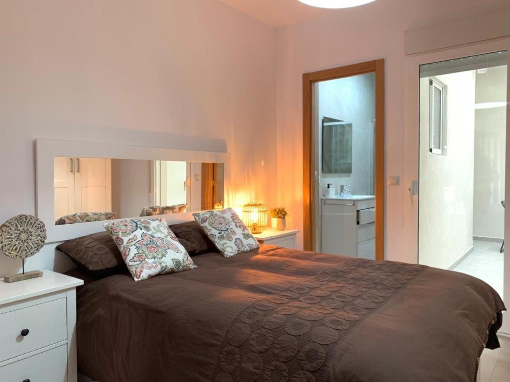 1 dormitorio con 1 cama grande y 2 almohadas en UIM Mediterraneo PB Aragon A Wifi en Puerto de Sagunto